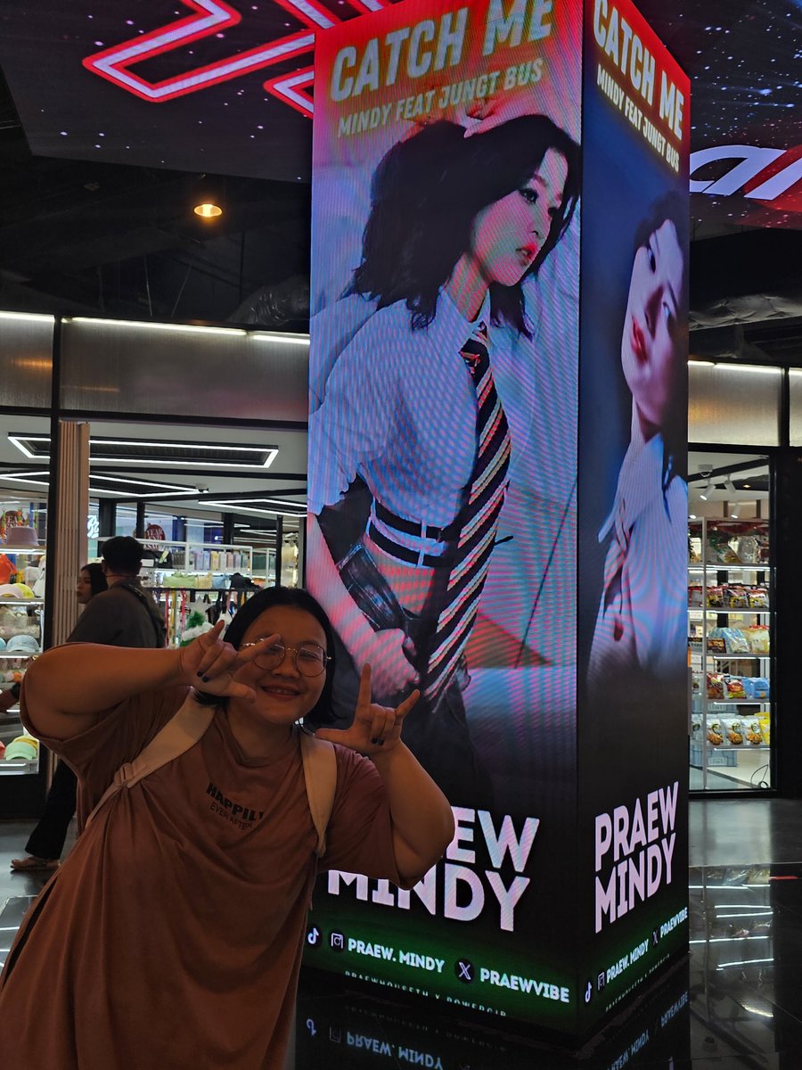 powergib119's tweet photo. ใช่แล้วค่ะหลานถ่ายให้ แต่ไปกันทั้งบ้าน ยกครัวไปซัพพอร์ตน้องแพรวค่ะ รักมากนะเจ้าจิ๋ว💚#PRAEWCatchMeComebackProject 💚💙
#MINDYCATCHMExJUNGT
#PraewMindy #Praewlaksika #芙凝
#MINDY_TH #รักน้องแพรวที่สุดในโลก https://t.co/1CORjjwdii