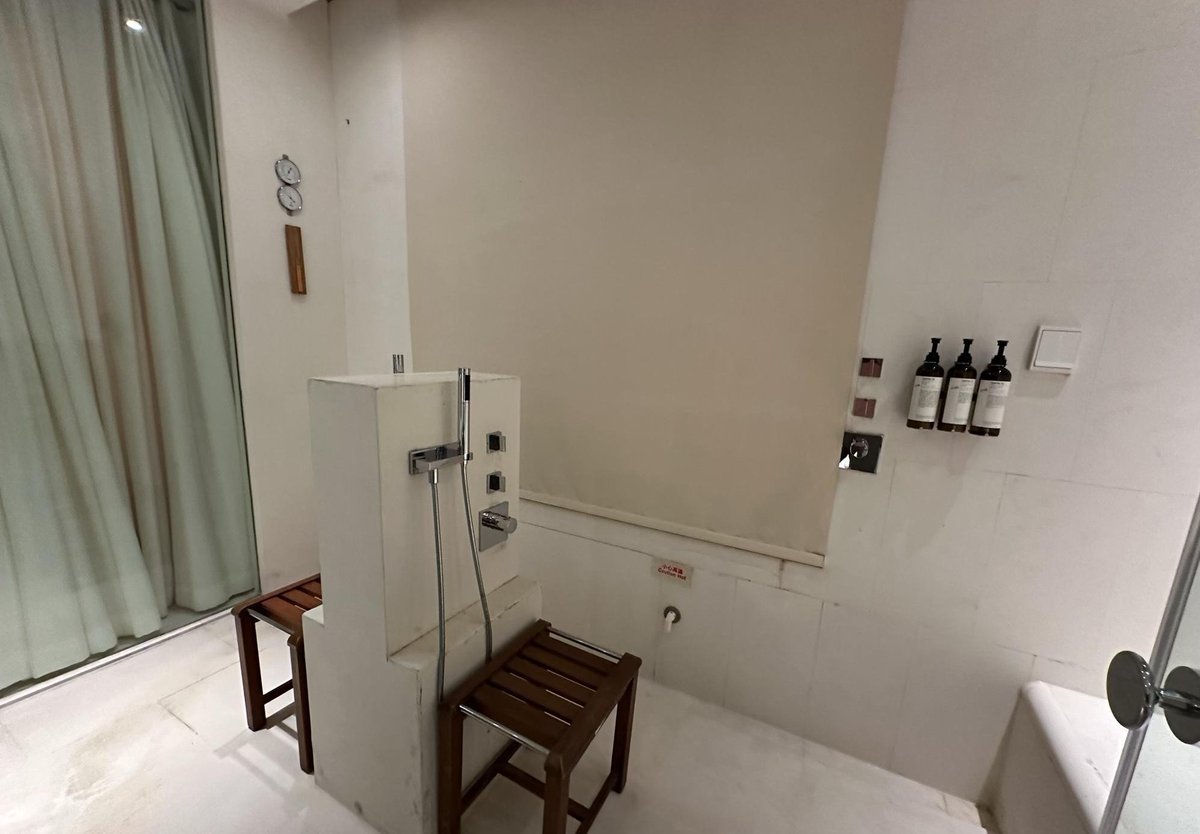 环球客给升了套房，这个带桑拿房的浴室也是真的大，总感觉适合度假在这里躺一天，只是一个人出差来住一晚好像有点浪费……