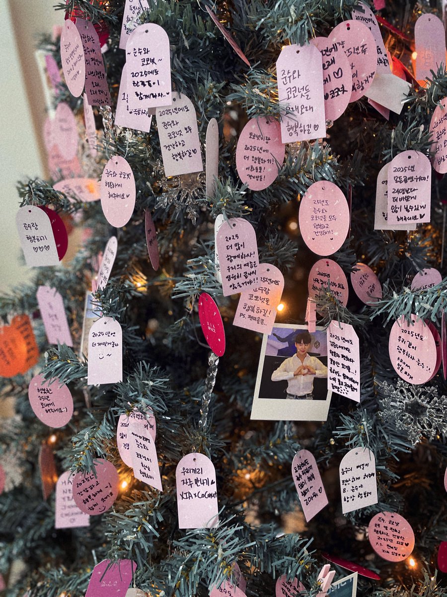 𝄢

「 𝓞𝓾𝓻 𝑺𝑬𝑨𝑺𝑶𝑵 」
𝒷𝓎. 𝑋𝐼𝐴𝑆𝑃𝐴𝐶𝐸

메세지월과 소원나무에 담긴 소중한 마음들✨ 남은 2024년의 끝자락도, 다가올 2025년도 모두 준수와 함께 빛나는 시간으로 채워나갈 수 있기를, 편안한 밤 되세요!