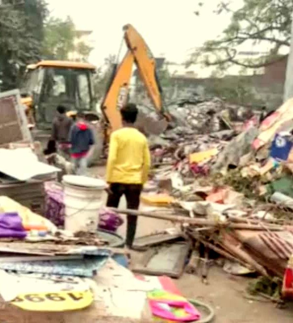 NewsAlgebraIND's tweet photo. BIG BREAKING NEWS 🚨 Bulldozer action begins in Lucknow 🔥🔥

Illegal Bangladeshis had attacked Municipal Corporation team in Lucknow during Anti-Encroachment Drive.

They had even assaulted female members of team.

Bulldozer demolished illegal houses of miscreants within ten minutes.