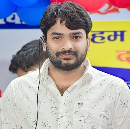 #RaushanAnand सर को सर को जल्द से जल्द रिहा करो 😡😡