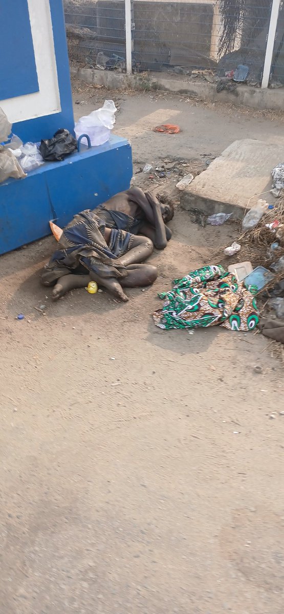 boks84tm's tweet photo. Pls who has the contact for the lagos state social works.

There is a woman curled up by the julius Berger stone sign at Estate bussto, Alapere.

She is rotting alive, in the same spot for over 4 days now. https://t.co/dRQj5QUg7g