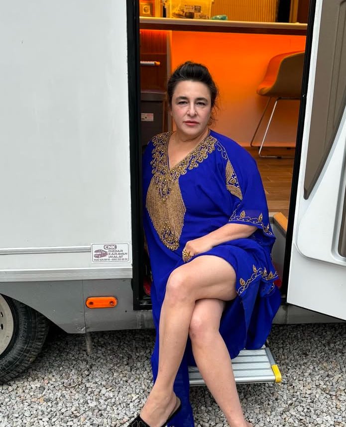 Tam kankam olmasını istediğim tip şu kadın var ya o kadar doğal samimi geliyor ki bu kadınla ne dedikodu gıybet yapılır varya tam idolüm ya Hsrikasın ne yaptıysan da iyi yapmışsın sonuna kadar arkandayız Quuen #EsraDermancıoğlu