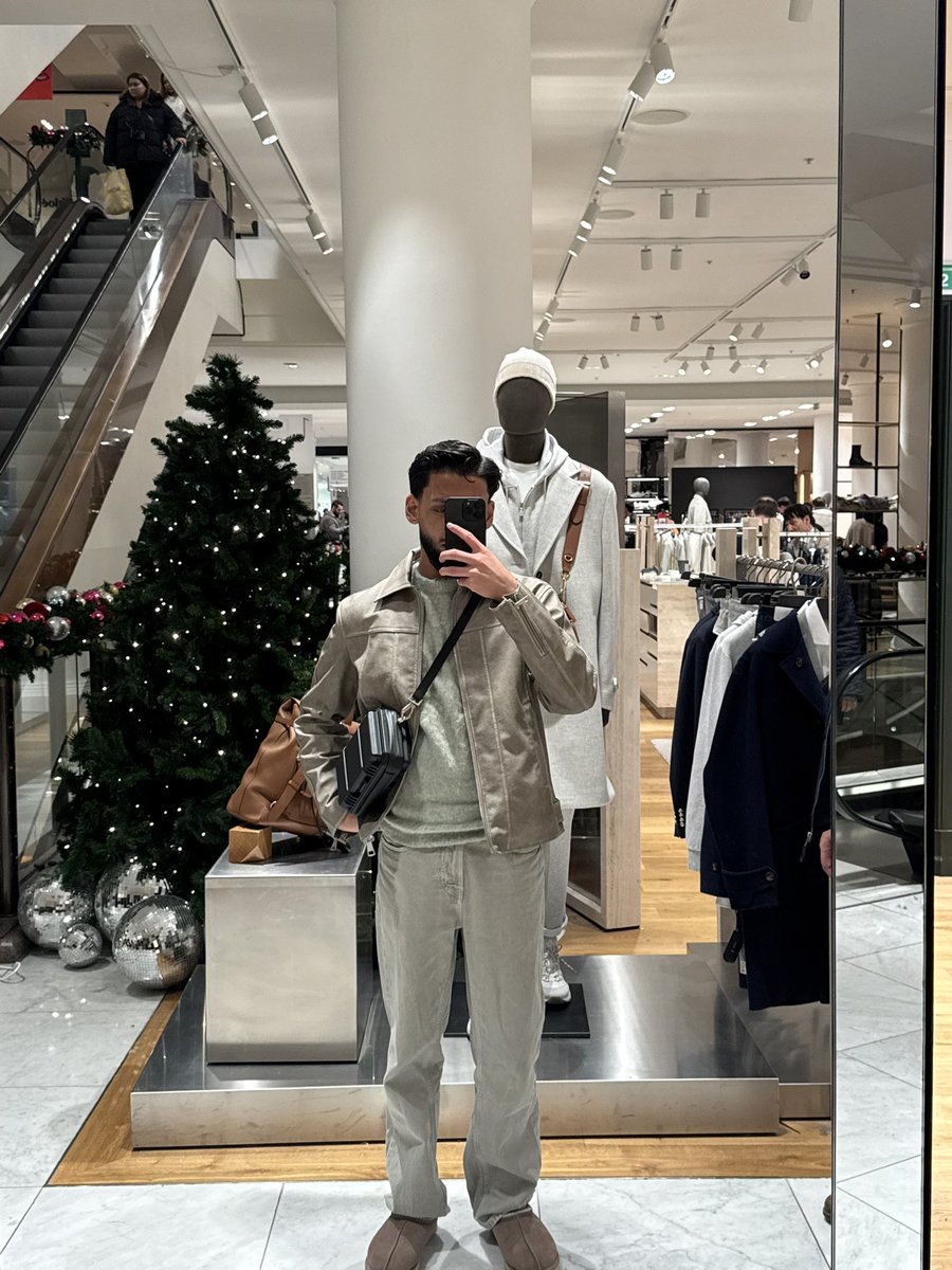ukwnbng's tweet photo. I love mirrors https://t.co/tNG9O77Lb4