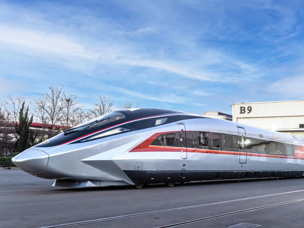BRICSinfo's tweet photo. JUST IN: 🇨🇳 China unveils 450 km/h high-speed train prototype. https://t.co/V21eZK3304
