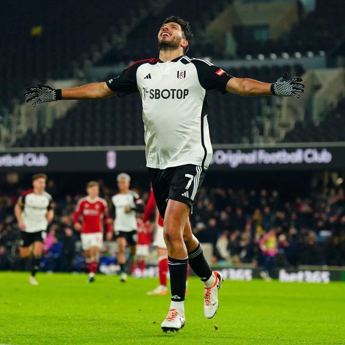 Raúl Jiménez acaba de empatar a Javier Hernández como los mexicanos con más goles en Premier League, ambos con 53 tantos 🇲🇽

La diferencia es que el canterano de <a href="/Chivas/">CHIVAS</a> ganó la liga DOS VECES 🏆🏆