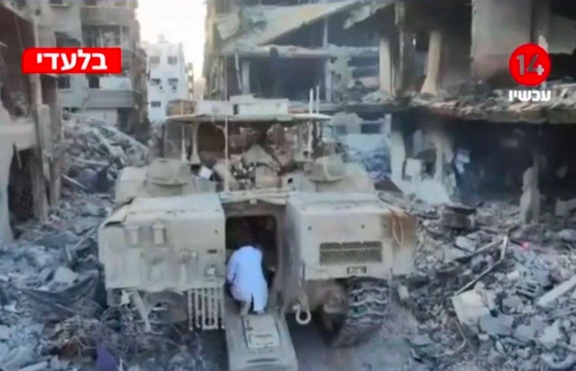 لحظة اعتقال الدكتور حسام ابو صفية مدير مستشفى كمال عدوان بشمال قطاع غزة
The moment of arrest of Dr. Hussam Abu Safiya, Director of Kamal Adwan Hospital in the northern Gaza Strip