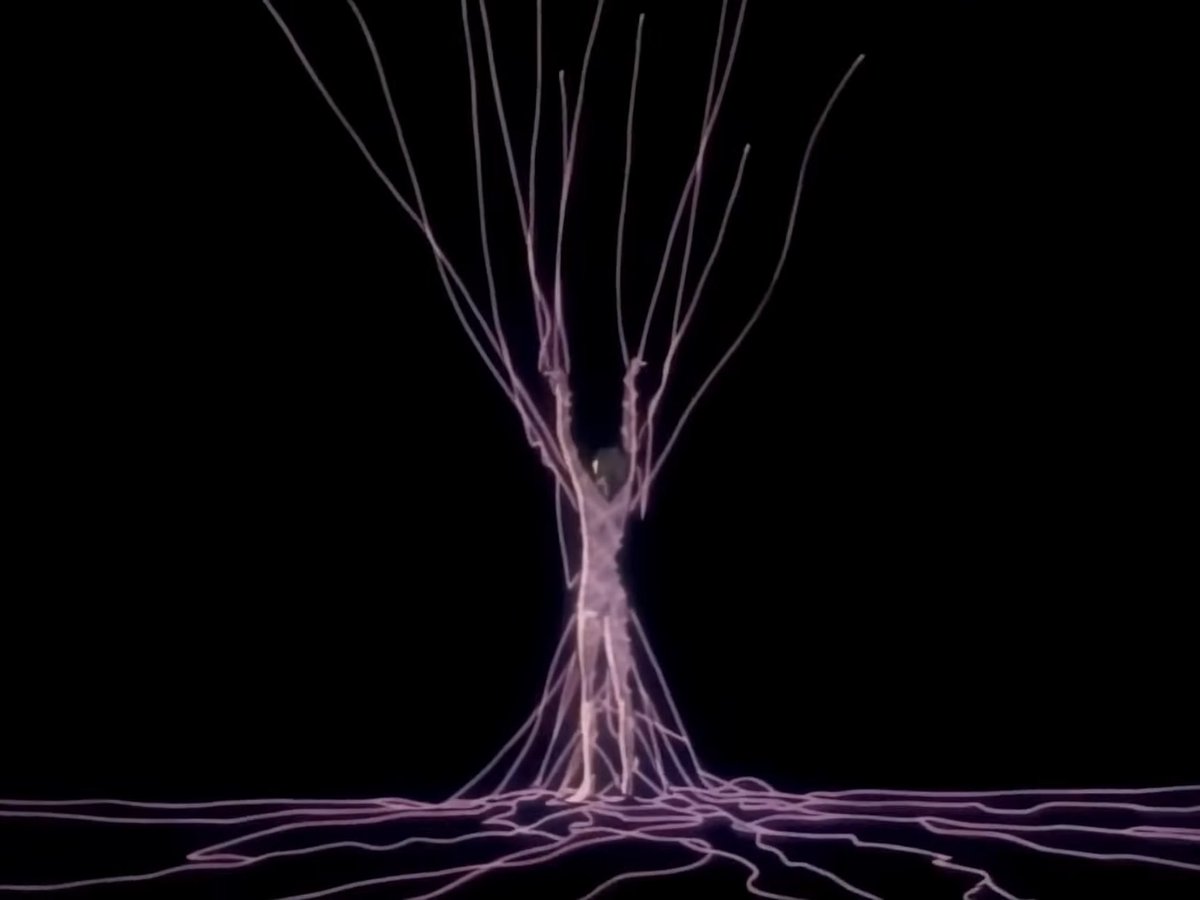 kuroxkura's tweet photo. 1999 kurapika is so beautiful the way nudity is used to represent how he’s sacrificing every part of himself to avenge the kurta: soul, heart, and body

being entangled in chains could also depict how he’s trapped by his obsession with revenge https://t.co/vWLq48dXc8