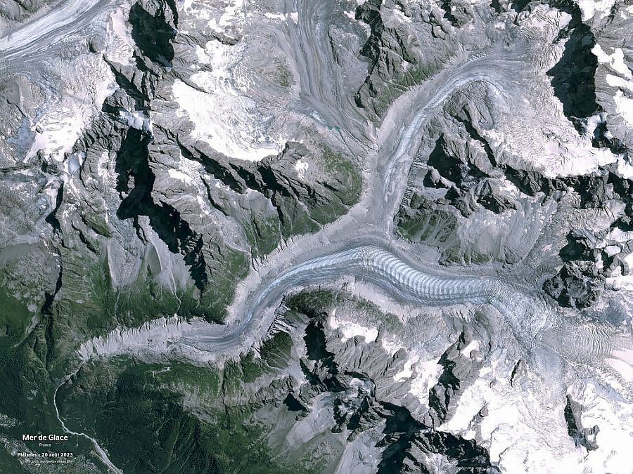 Mer de Glace 
20 Aug. 2023  

Largest glacier in the western Alps as seen by the #Pleiades satellite with Leschaux Gl. and Talèfre former tributary 🤍 
Almost no ice left right from Montenvers... 😭  

To learn more about its moraine see sciencedirect.com/science/articl…
<a href="/CNES/">CNES</a>