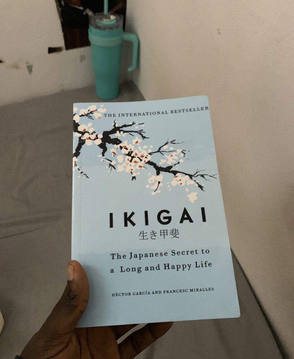 Atomthecreator's tweet image. 100 books in a year starts now