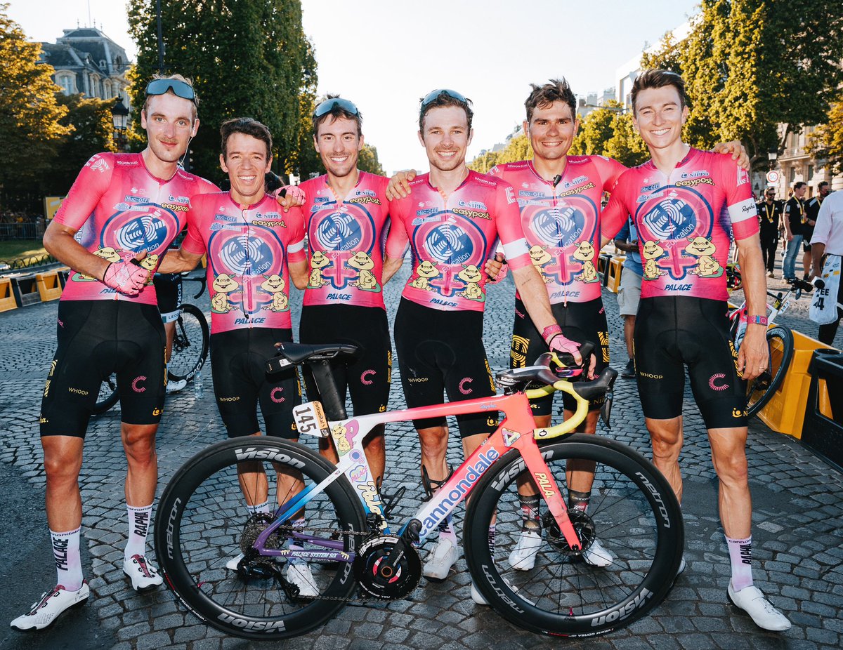 UranRigoberto's tweet image. Hoy, para mí, es un día lleno de emociones difíciles de poner en palabras. Después de ocho años en el equipo EF, llega el momento de despedirme de este uniforme que tanto significa para mí. Este equipo no fue solo mi hogar deportivo; fue una familia que me acogió como un hijo, el…