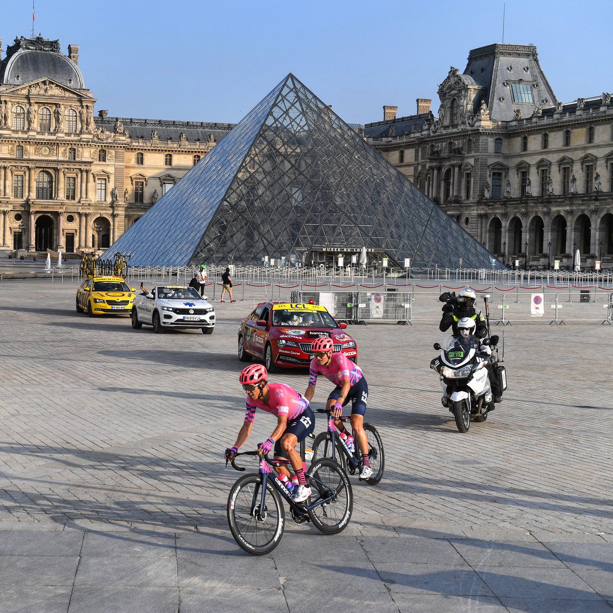 UranRigoberto's tweet image. Hoy, para mí, es un día lleno de emociones difíciles de poner en palabras. Después de ocho años en el equipo EF, llega el momento de despedirme de este uniforme que tanto significa para mí. Este equipo no fue solo mi hogar deportivo; fue una familia que me acogió como un hijo, el…