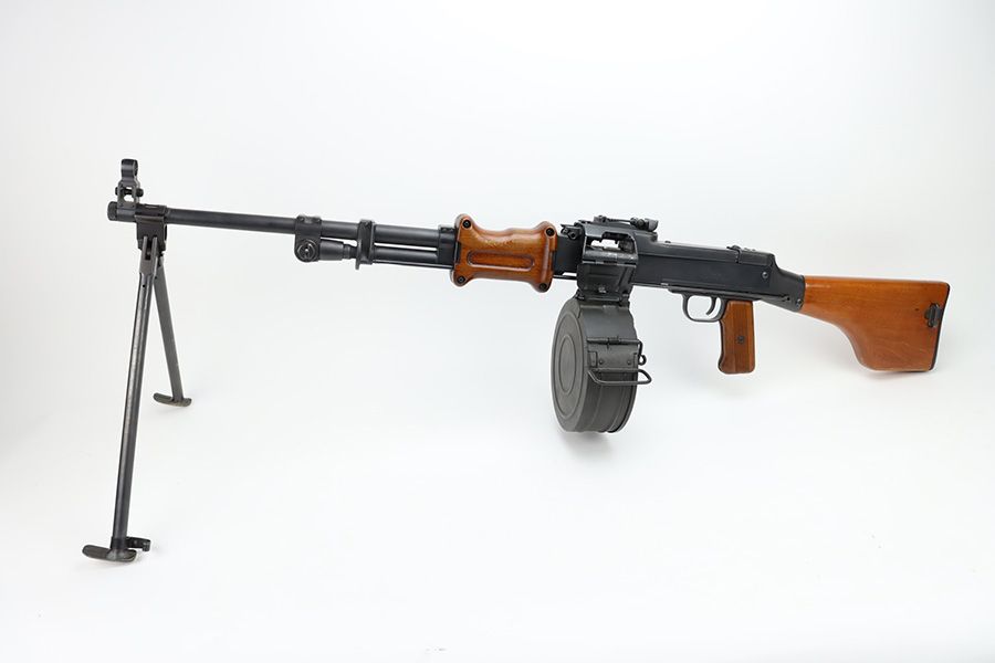 asekerailija's tweet image. Edellisessä ketjussa pohdin mitä Suomeen ostetuille RPD-konekivääreille lopulta tapahtui? Osaako parviäly antaa faktatietoa?

RPD:t varastoitiin 70-luvulla. Olen itse nähnyt yhden RPD:n vuonna 2020. En uskalla tästä tehdä  johtopäätöksiä aseen kohtalosta Suomessa
#asekeräily #rdp