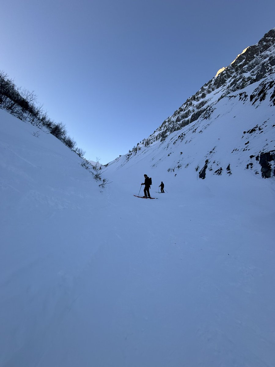 jonnybairdguide's tweet photo. Off piste guiding for @verticalfrontiers in the Nant Noir 🇫🇷🇨🇭#chamonixmontblanc #trient #offpiste https://t.co/5qKtI21qs2