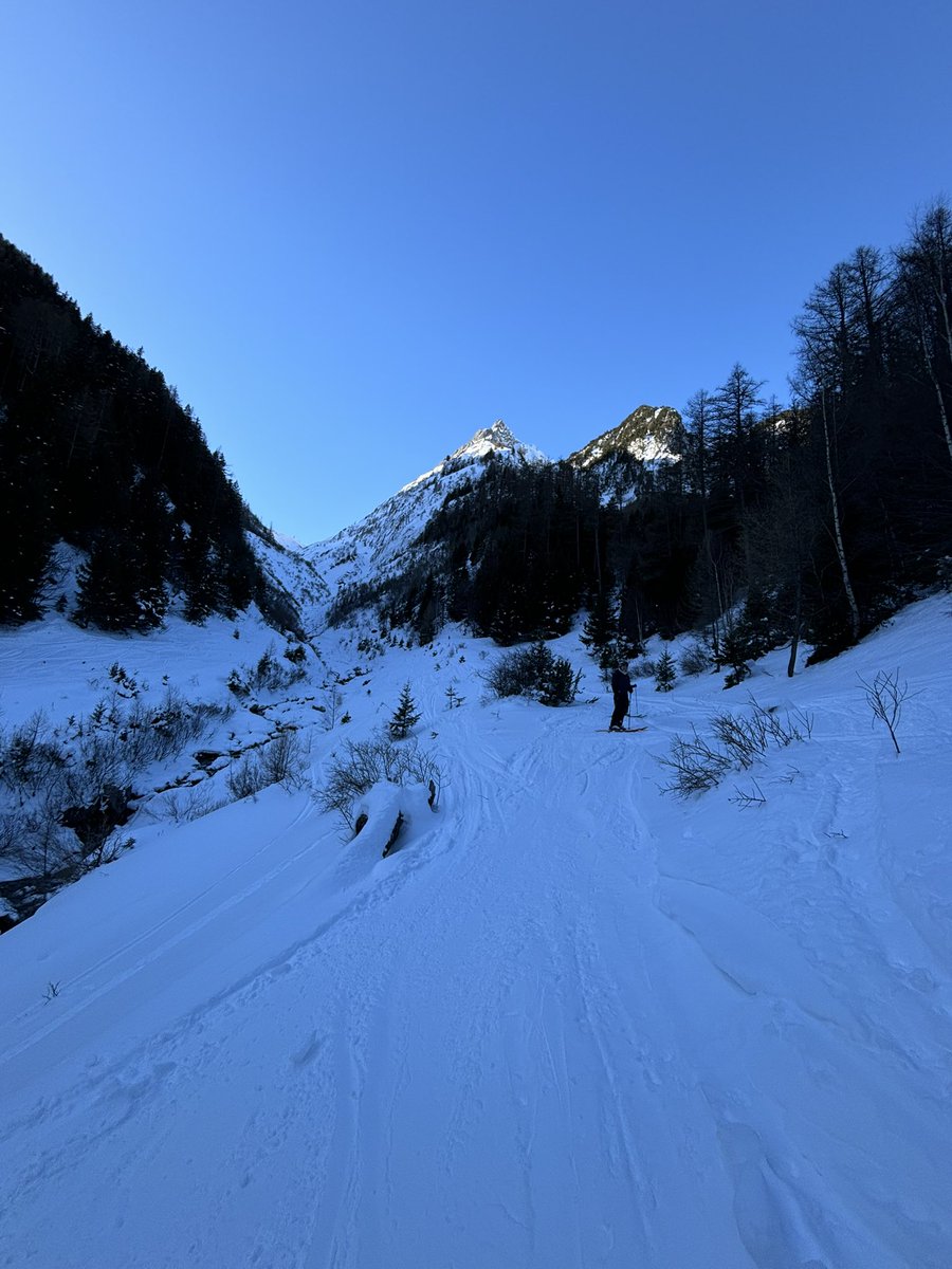 jonnybairdguide's tweet photo. Off piste guiding for @verticalfrontiers in the Nant Noir 🇫🇷🇨🇭#chamonixmontblanc #trient #offpiste https://t.co/5qKtI21qs2