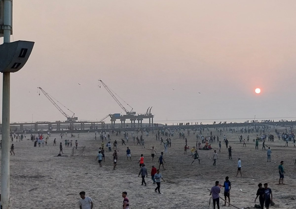 zoru75's tweet photo. 2024
Probably the last year ever
to see a sun set at Juhu Beach

Sun set view to soon be replaced with sea link view
(VBSL. Creeping slowly but surely across the sea) 

My Mumbai
Where car travel for 20k people has priority over everything else https://t.co/xoA64GJEHG