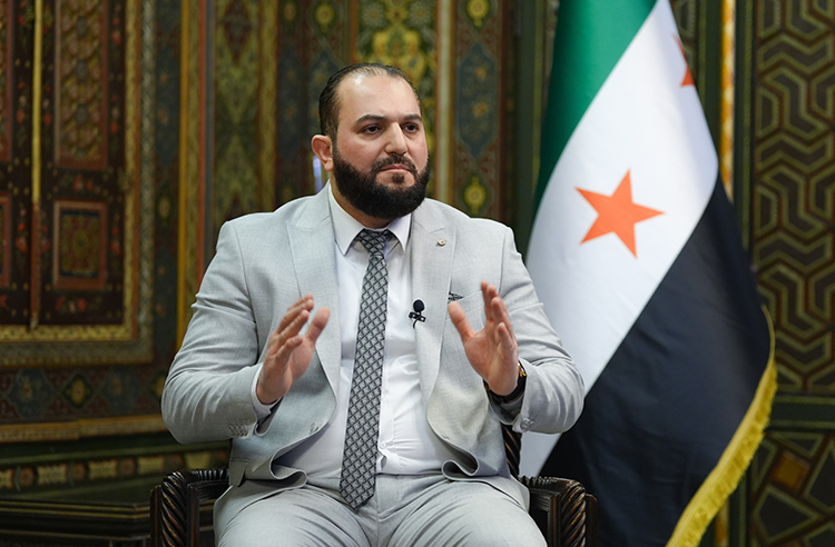 Şam'ın yeni valisi Mervan, Suriye'deki İsrail işgali için "İsrail biraz ilerledi" derken İsrail'in Suriye'ye yaptığı büyük bombardıman için de "İsrail bizi bir parça bombaladı...bu gayet doğal" diyip "İsrail ile hiçbir sorunumuz yok" diye de vurguluyor.
Türkiye ya da Suriye