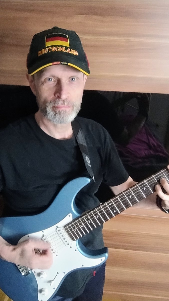 🎸Meine neue Single  ist endlich draußen und bereit, eure Playlists zu rocken! 🔥
💭 Was denkt ihr? Schreibt mir, wie euch der Song gefällt!
🎧 Jetzt streamen 👉  ralfheftermusic.de/link-in-bio
#deutschrock #odeandiefreude #ampelaus #neuemusik #satire #HardrockSatire #JetztStreamen