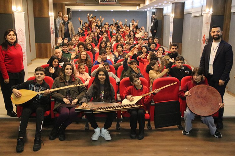 Diyarbakirmem's tweet photo. "Bir Kültür Bir Müzik Projesi"

Diyarbakır'da okulları gezen müzik öğretmeni, türküler eşliğinde öğrencilere müzik aletlerini tanıtıyor.

İl Milli Eğitim Müdürlüğü AR-GE Birimi "Bir Kültür Bir Müzik Projesi" ile türküler eşliğinde öğrencilere müzik aletlerini tanıtılıyor.

🌐 @anadoluajansi : https://t.co/tluS6EKNN3

@tcmeb @Yusuf__Tekin 
@vali_zorluoglu @Murat4Kucukali