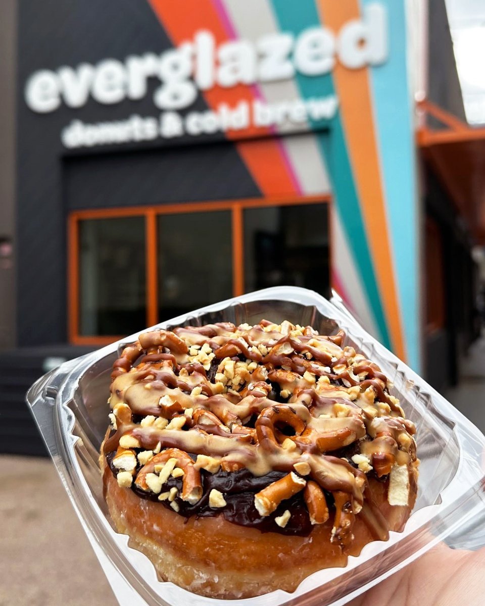 everglazed's tweet image. Chocolate + Peanut Butter + Pretzels + Peanuts + Salt + Caramel = 🤯🤯