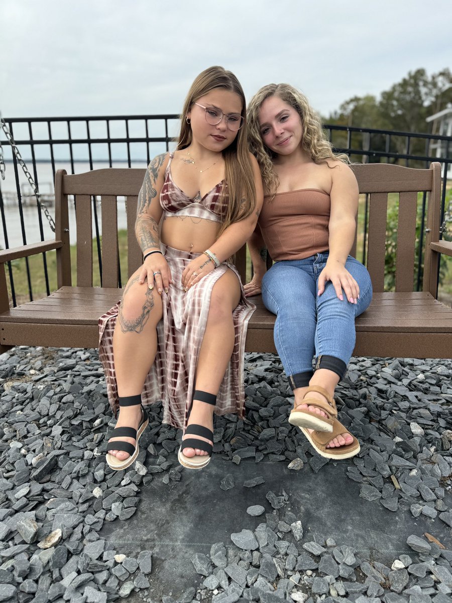Ever tried a 3’11 girl before? 💋 A or B