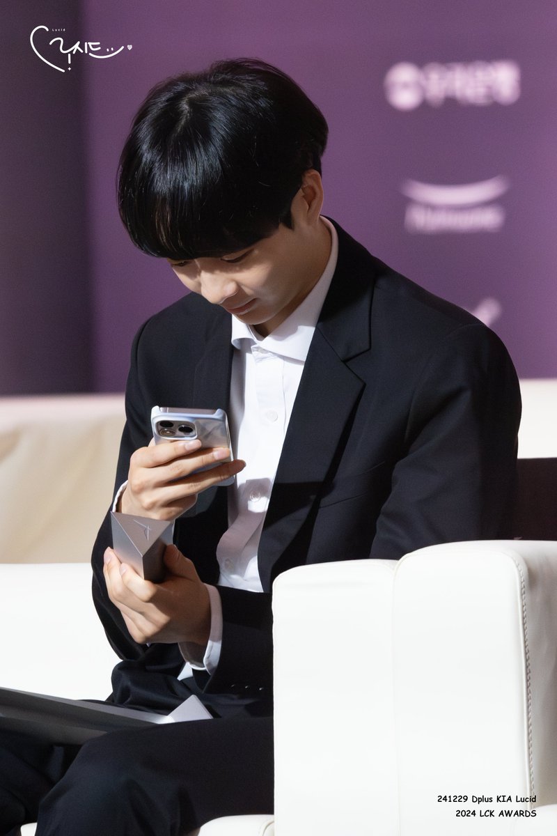 lucid__dk's tweet photo. 2024 LCK AWARDS

2관왕 기념샷 📸

#Lucid #루시드 https://t.co/nvg1Fu1wp1