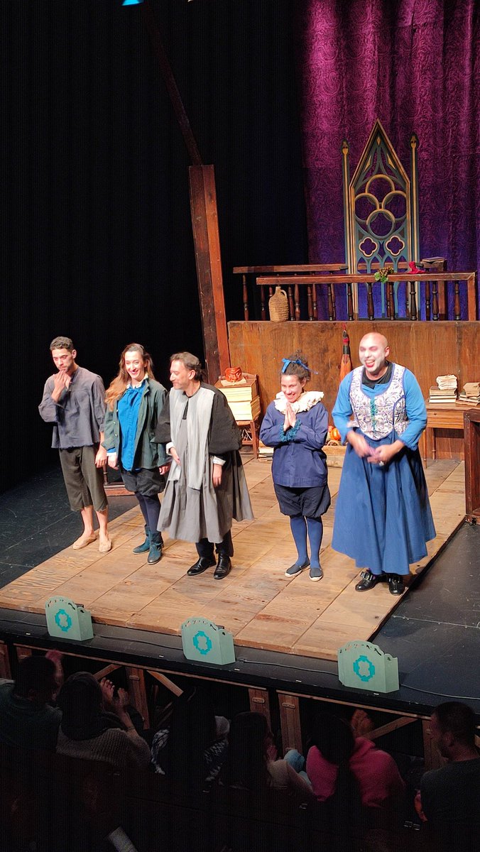 Un poquito de Teatro clásico nunca viene mal, y si es en el <a href="/corraldealcala/">Corral de Comedias de Alcalá de Henares</a> , aún mejor. Una auténtica delicia, "Elecciones y divorcios", en un marco perfecto para estos entremeses.