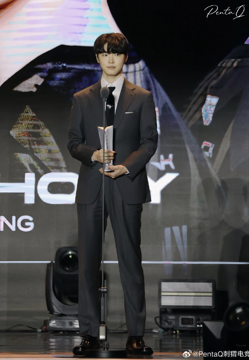 everyone_mewoo's tweet image. If you think about it Chovy rly is the winner in life..cuz who tf looks like THIS when they been grinding league for most part of their life..???