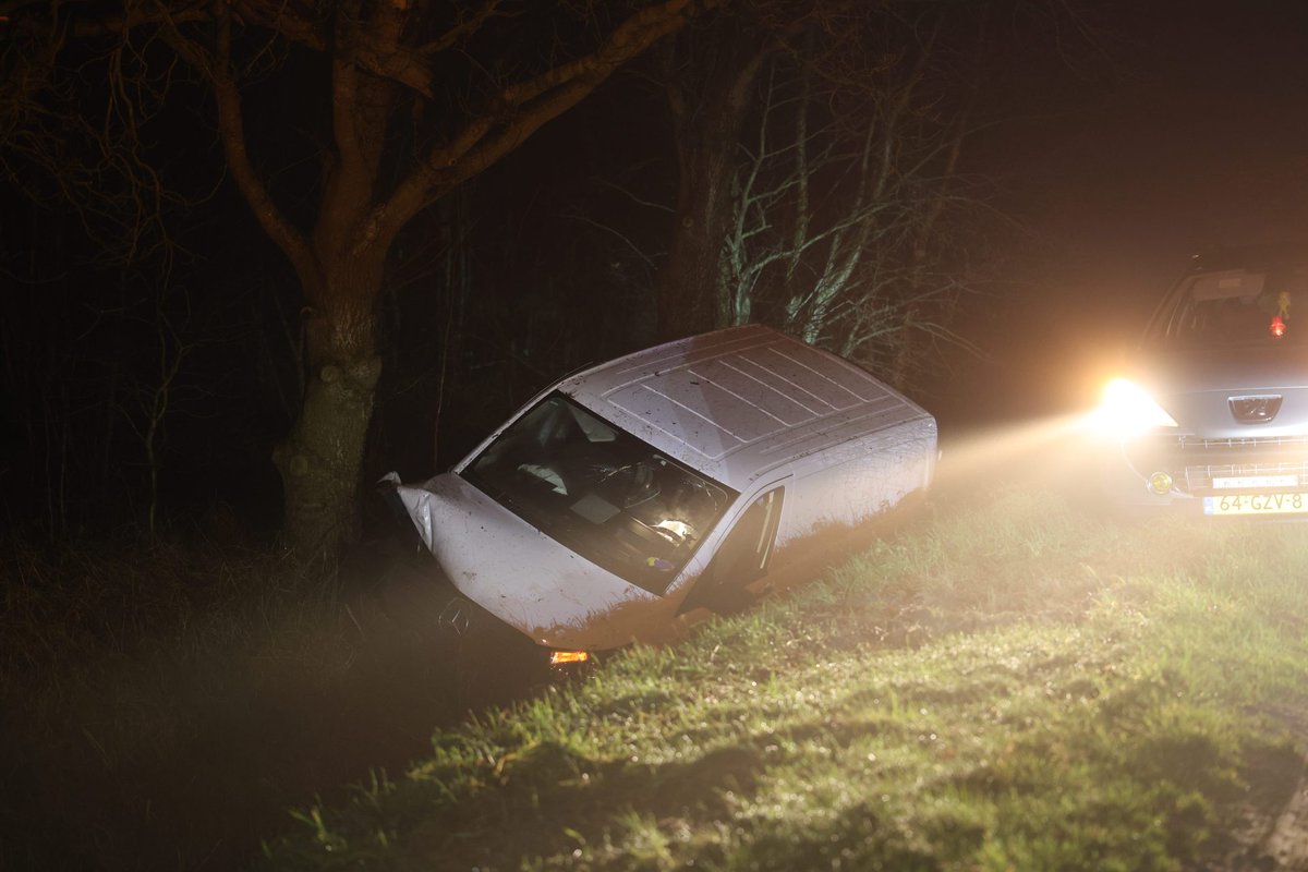 Bestelbus belandt in de greppel bij Ureterp