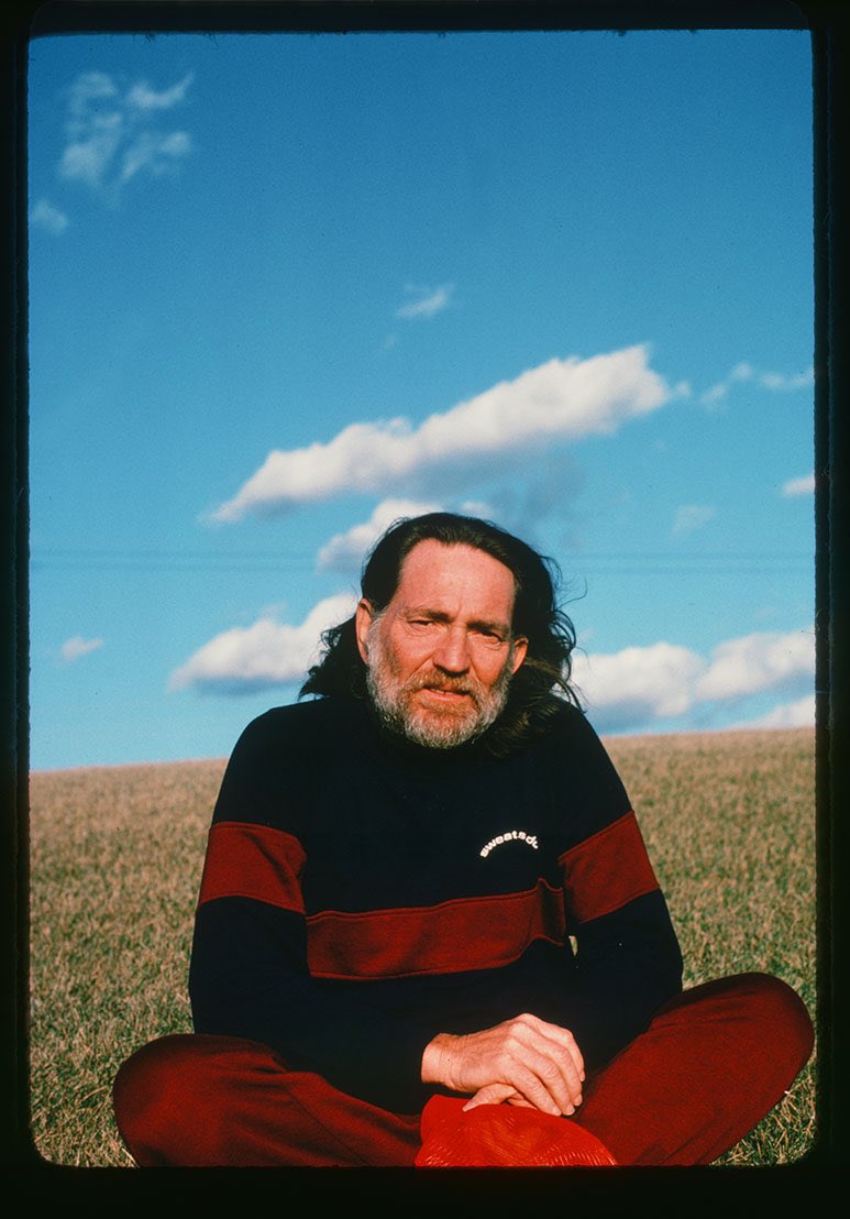Blue skies smilin’ at me
Nothin’ but blue skies do I see

📷: David Breskin, 1982