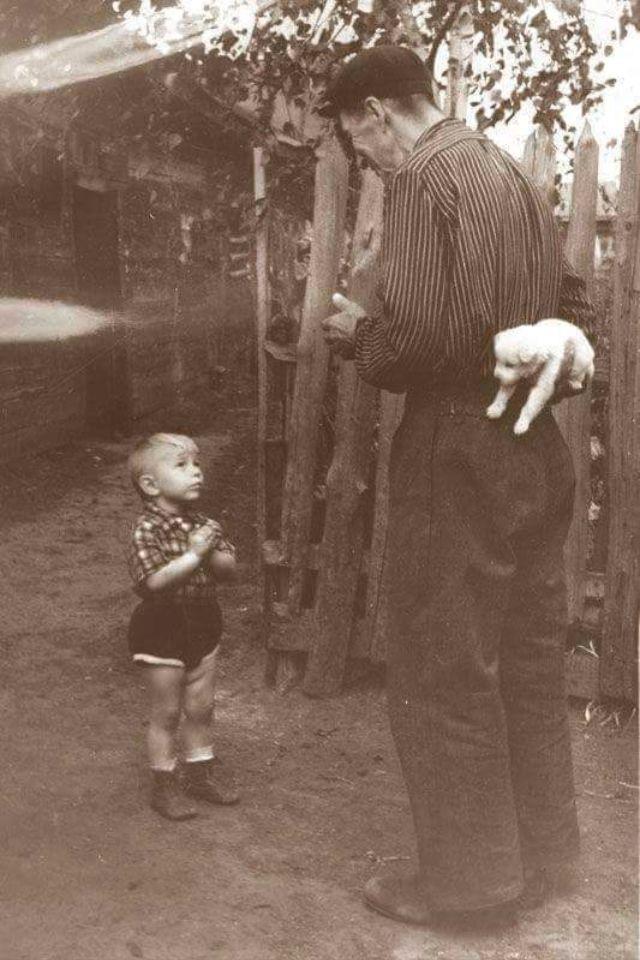 MatiasSchrank's tweet image. Hilo de fotos históricas que (probablemente) nunca has visto antes 🧵
1. “Unos segundos antes de la felicidad”