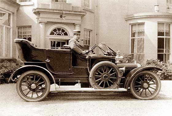 DjavRC's tweet photo. 🚀 Back to 1900-1925: we discovered the car, radio, and vaccines, truly changing the world. Now, in the first 25 years of this century? We're scrolling through social media and chatting with AI. Fast, but less impactful? The future feels more like an upgrade than a revolution. #Cynicism #Technology