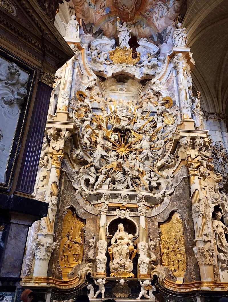 Jet7One's tweet photo. #CatedralPrimada de #Toledo houses the largest number of preserved medieval #stainedglass windows in the world. The so-called transparent is the main #attraction created by #sculptor Narciso Tomé, completed in 1732, and made in Genoese marbles, jasper and bronzes https://t.co/UrwDpEZJaM