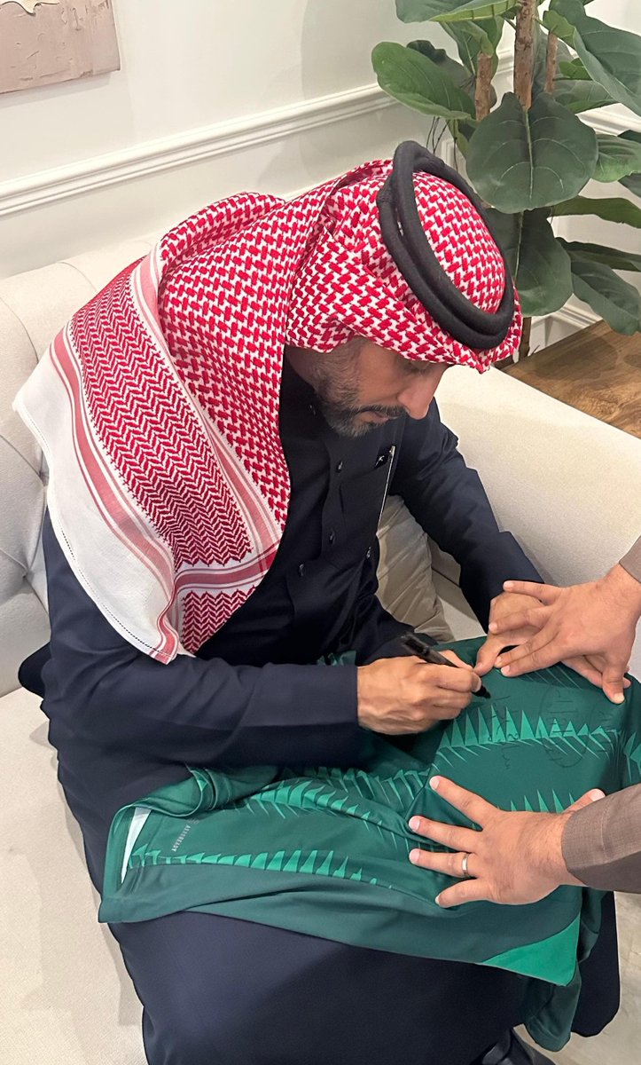 ssc_sports's tweet photo. ضمن مبادراتها المجتمعية وتلبية لرغبة المشجع مشعل بن دعجم الذي يتعالج من آثار جلطة في المخ، زار محلل قنوات SSC الكابتن سامي الجابر يرافقه مدير الاتصال والإعلام بالقنوات طارق المنصور المشجع في منزله.
وتم تقديم قميص المنتخب لمشعل موقعا من الكابتن سامي.

#SSC | #مبادرات_مجتمعية https://t.co/0G50b67DjR