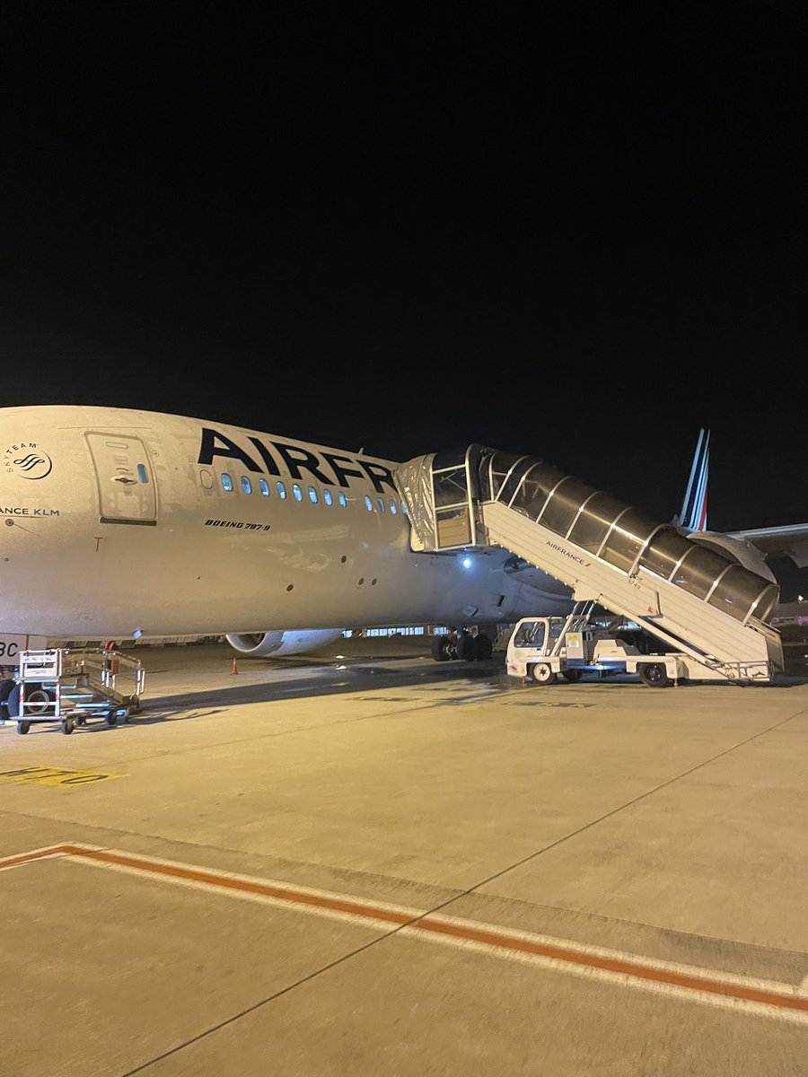 ZermatiL's tweet photo. Merci @AirFranceFR  de rendre l’expérience de vos voyageurs si agréable ! Payer une blinde son billet pour voyager comme dans un low-cost ! On adore ! 275 passagers à embarquer sur le tarmac par 1 porte #AF0890 Minable ! https://t.co/YLltJXYK4m