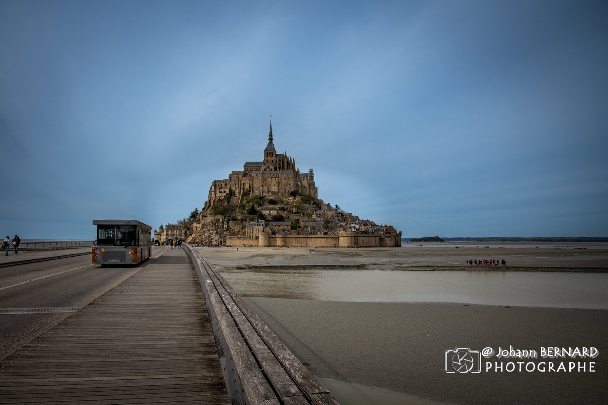 Le Couesnon, dans sa folie, a mis le Mont en Normandie et le rendra aux Bretons dès qu'il retrouvera la raison...
#PhotographieDArchitecture
#ArtEtArchitecture
#ArchitecturalPhotography
#ArchitectureModerne
#DétailsArchitecturaux
#DesignEtStructure
#PatrimoineArchitectural