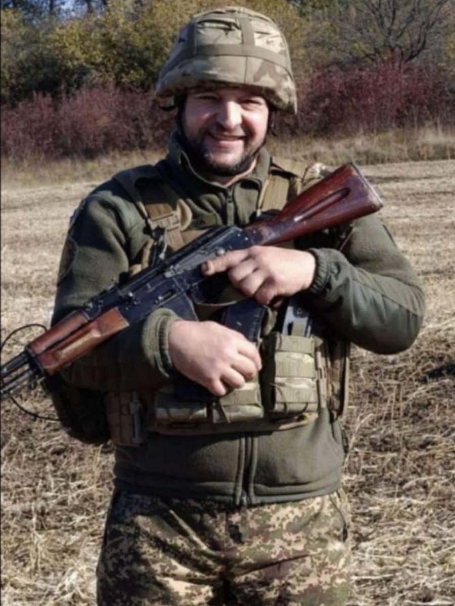 привіт! 

це мій тато, зараз він у 3 взводі 1 відділення  резервної роти і в січні-лютому він збирається на Покровський напрямок

він майже повністю укомплектований, але йому треба тепловізор і він вже сам його не потягне, тому відкриваю для нього збір

частина коштів вже є