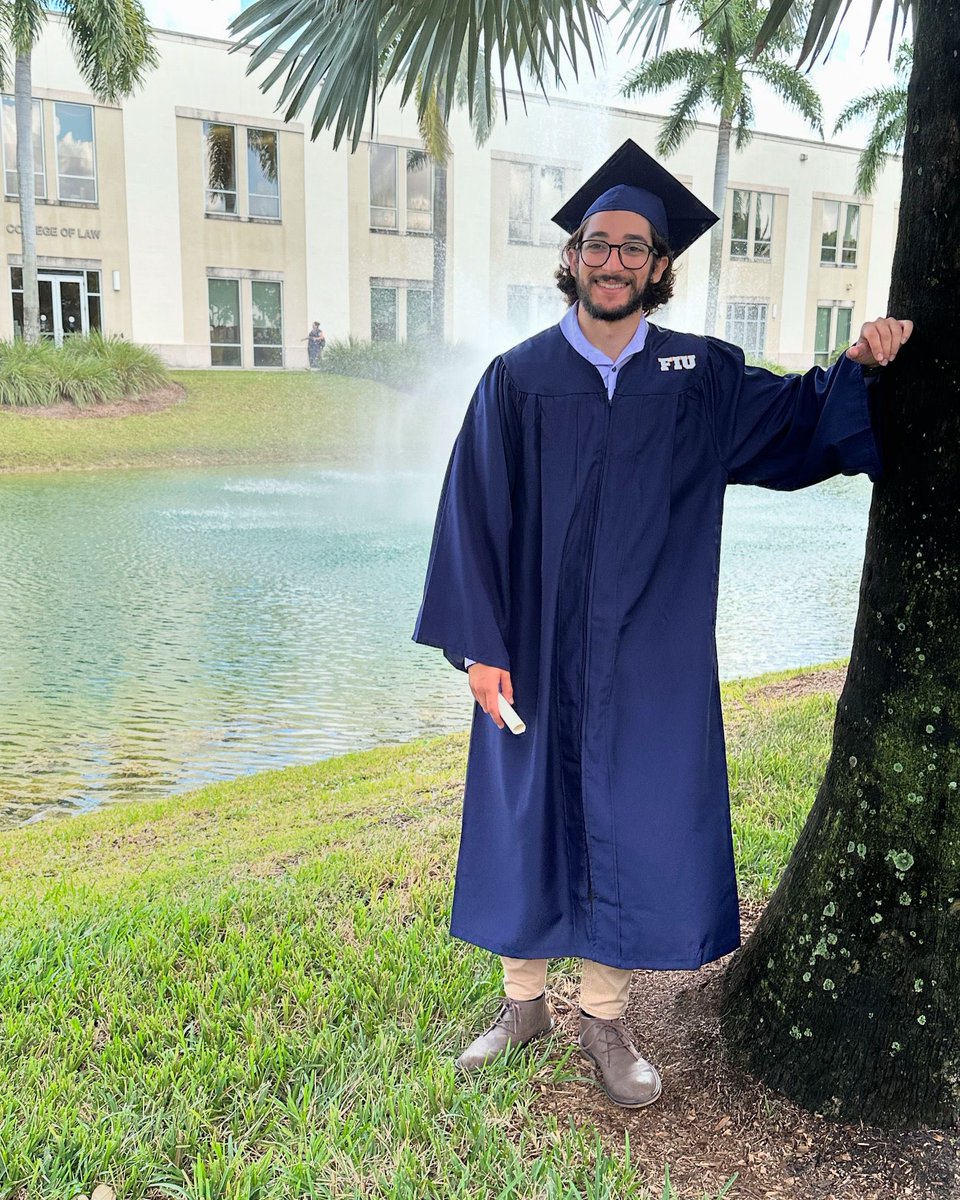 🎉 Huge congratulations to Brandon Fernandez for graduating from Florida International University with a Bachelor of Science in Biological Sciences! 🎓🌟
A special shoutout to Brandon’s family, the Dimitroff Lab, and the SEA-PHAGES program for their incredible support.