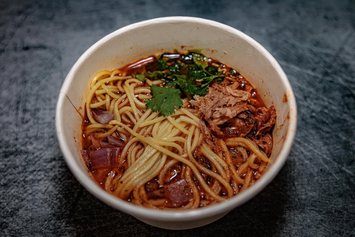 Eh, you guys! Gotta try dis new kine Mexican Style Birria Ramen from 7-Eleven Hawaii. A bowl filled with rich pork broth, topped with tender kalua pig, fresh red onions, and a sprinkle of cilantro. It's the perfect blend of Mexican flair and Hawaii's unique taste. 🍜🌴