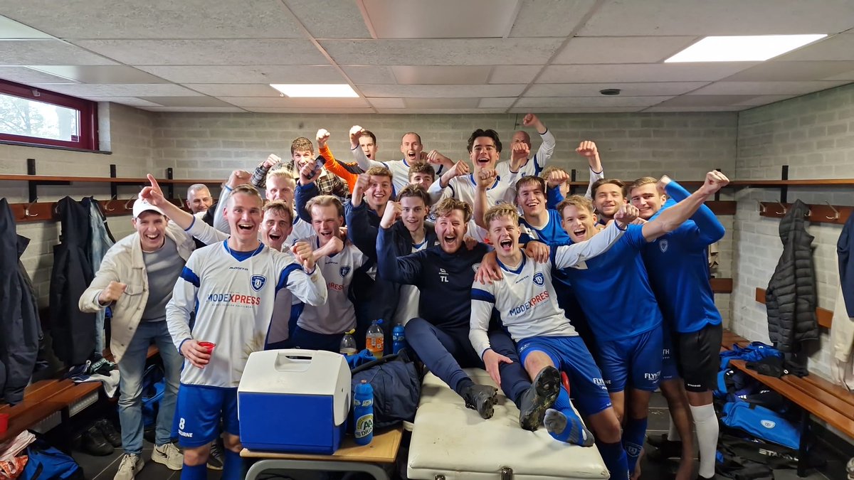 Na een moeizame start met 1 uit 3 hebben wij ons goed hersteld en mooie stappen voorwaarts gezet. Door de laatste reeks met drie overwinningen hebben wij het jaar goed afgesloten. Dat gaan wij een mooi vervolg geven in 2025!  Fijne dagen gewenst nog! 🎅🏻🌲 #SVDeurne 🔵⚪️