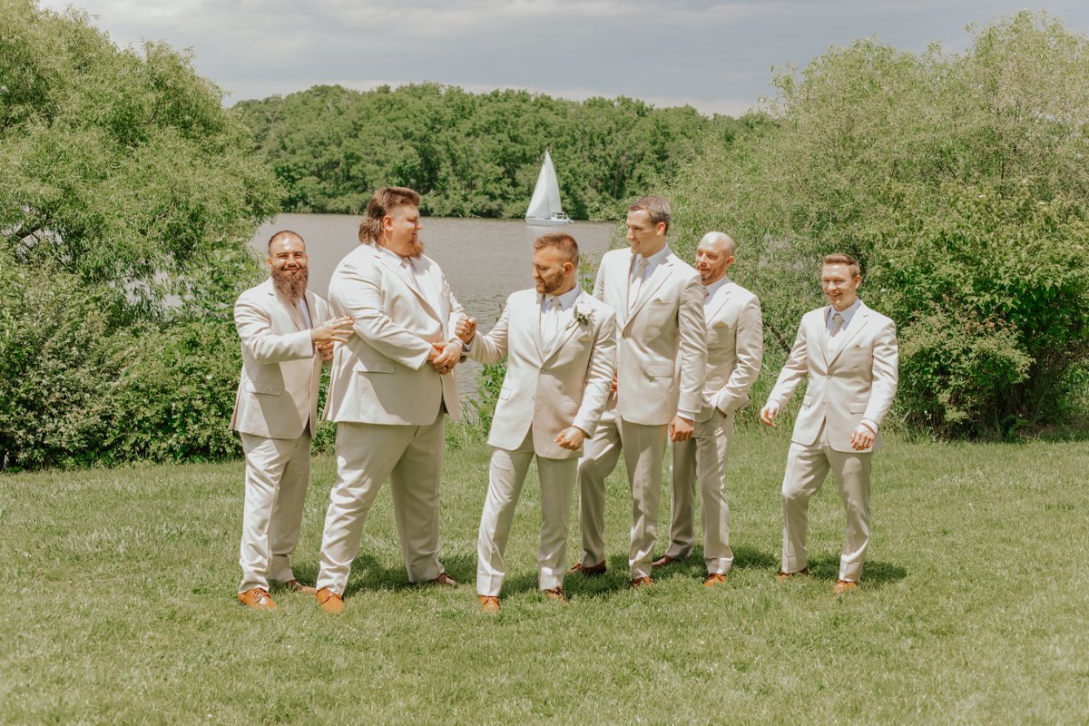 Wedding party appreciation post. Tag the friends that'll be making up your crew to show 'em some holiday love.
-
📸 @littlestflowerphotography