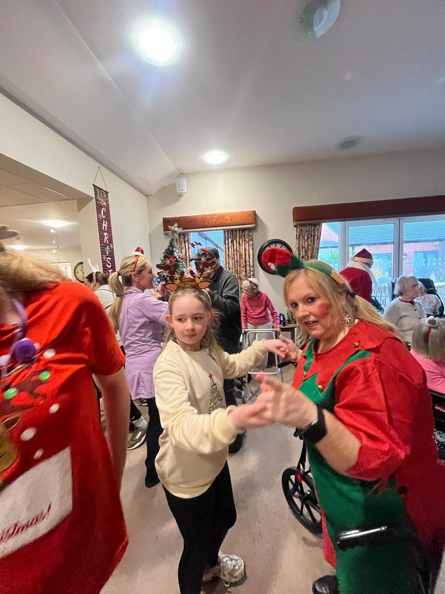🎄 Christmas Party at The Beeches, with a visit from Santa &amp; friends! 💚
🎄 Delivering chocolate gifts, followed by live music a sing-a-long, buffet food &amp; mulled wine💚 
Find out more about The Beeches:  buff.ly/3sW9zBv 

#ProudToBeParkhaven #charity #notforprofit