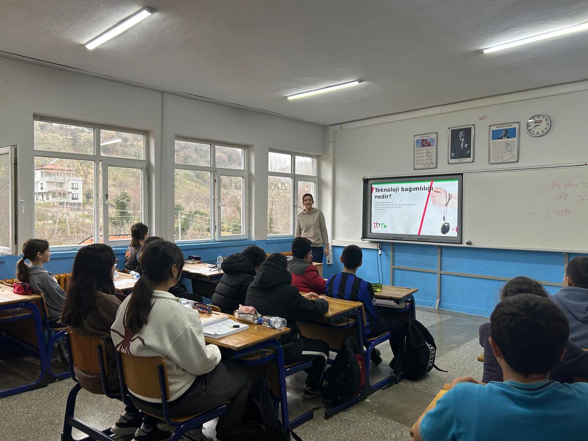 Okulumuz rehberlik servisi tarafından veli ve öğrencilerimize yönelik “Bilinçli Teknoloji Kullanımı” ile ilgili bilgilendirmeler yapıldı…