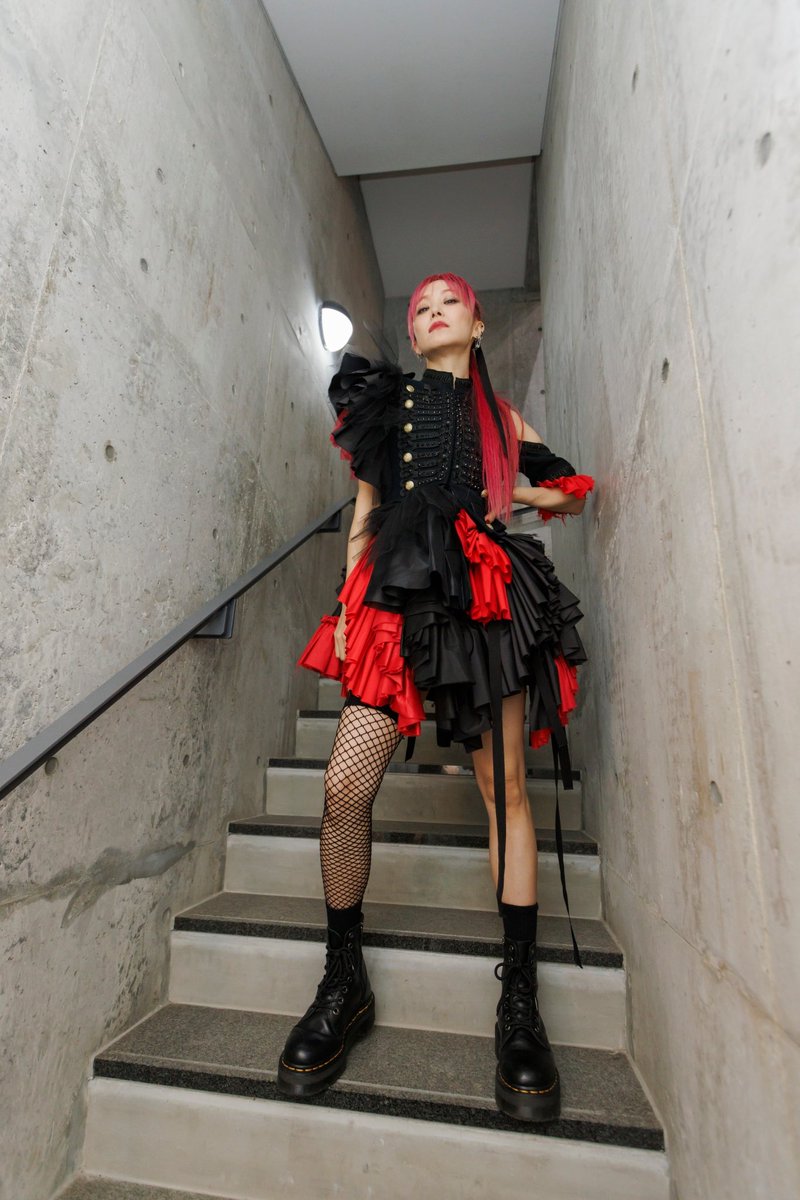 LiSA_OLiVE's tweet image. #LiSAカクテルパーティー　#SWEET⑥ #SOUR ⑦ #りさふく

真っ黒に紅い花を咲かせたナポレオンジャケットがLiSAの戦闘服🖤👸❤️
ここの疾替え一番タイトだった。
一番私らしくたたかえる制服のような衣装でした。
戦う時もマーチンにスカートでしょ。
ポニテには黒のリボンが付いてます🖤ｱﾏｶﾗ…