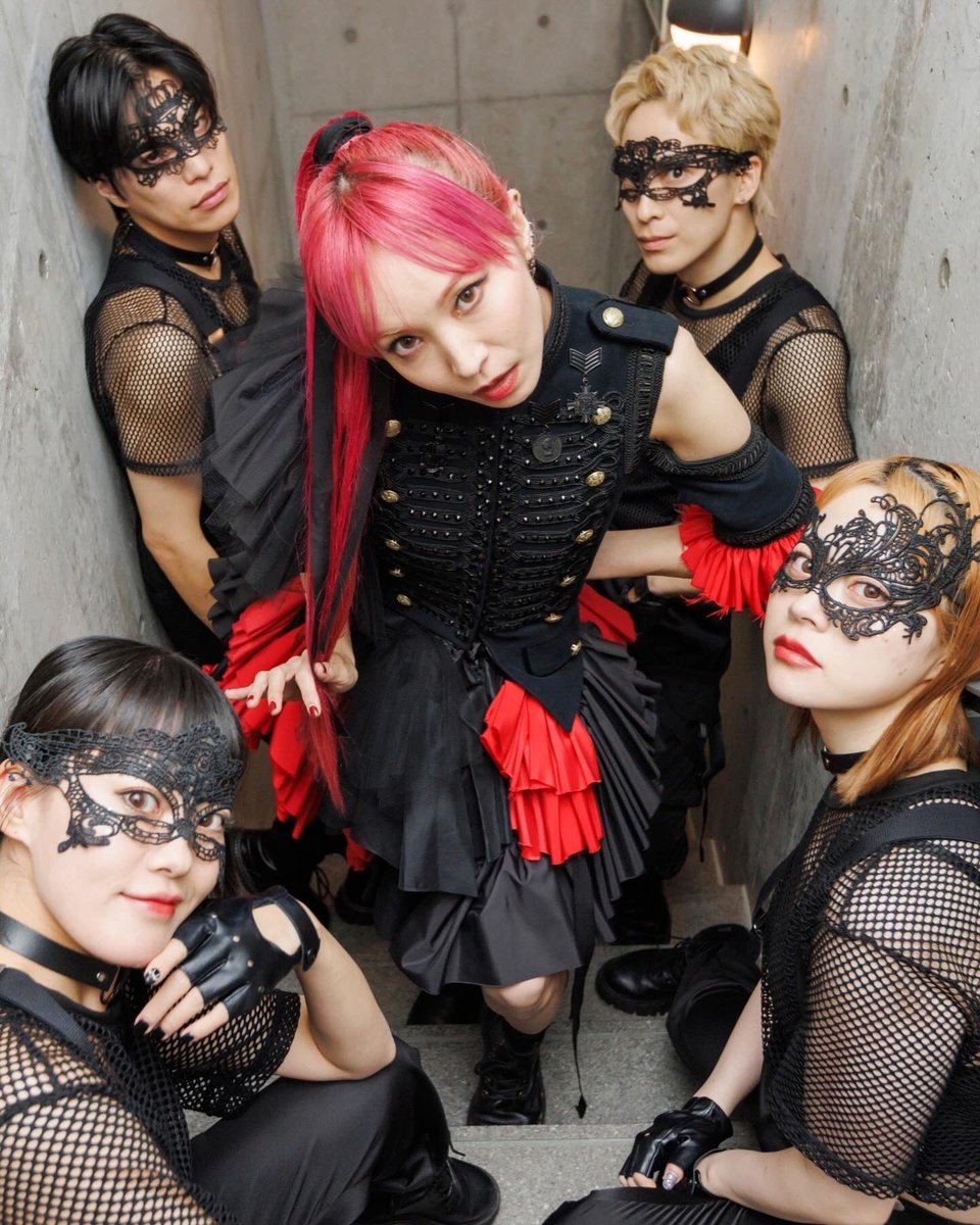 LiSA_OLiVE's tweet image. #LiSAカクテルパーティー　#SWEET⑥ #SOUR ⑦ #りさふく

真っ黒に紅い花を咲かせたナポレオンジャケットがLiSAの戦闘服🖤👸❤️
ここの疾替え一番タイトだった。
一番私らしくたたかえる制服のような衣装でした。
戦う時もマーチンにスカートでしょ。
ポニテには黒のリボンが付いてます🖤ｱﾏｶﾗ…