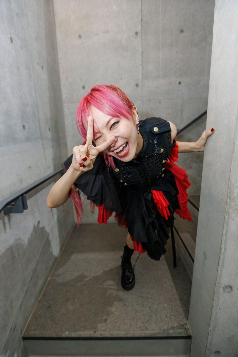 LiSA_OLiVE's tweet image. #LiSAカクテルパーティー　#SWEET⑥ #SOUR ⑦ #りさふく

真っ黒に紅い花を咲かせたナポレオンジャケットがLiSAの戦闘服🖤👸❤️
ここの疾替え一番タイトだった。
一番私らしくたたかえる制服のような衣装でした。
戦う時もマーチンにスカートでしょ。
ポニテには黒のリボンが付いてます🖤ｱﾏｶﾗ…