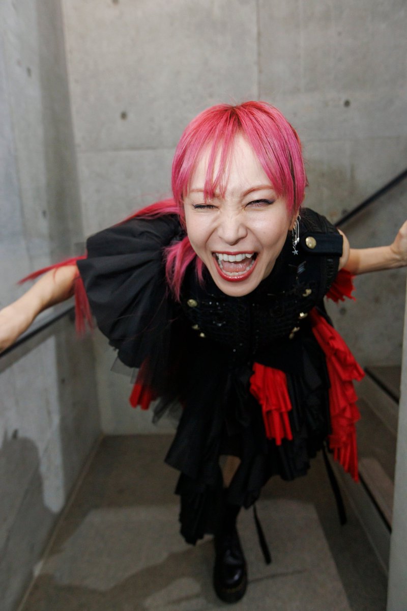 LiSA_OLiVE's tweet image. #LiSAカクテルパーティー　#SWEET⑥ #SOUR ⑦ #りさふく

真っ黒に紅い花を咲かせたナポレオンジャケットがLiSAの戦闘服🖤👸❤️
ここの疾替え一番タイトだった。
一番私らしくたたかえる制服のような衣装でした。
戦う時もマーチンにスカートでしょ。
ポニテには黒のリボンが付いてます🖤ｱﾏｶﾗ…