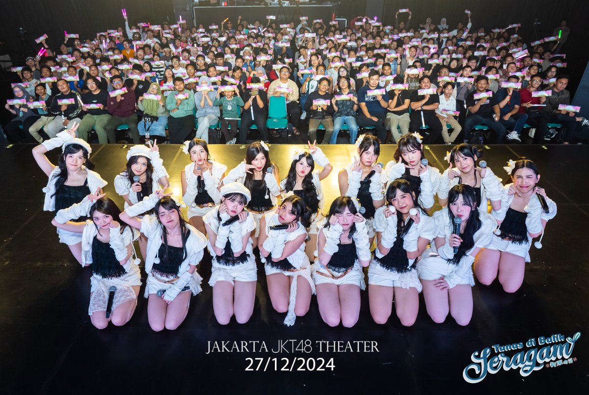 officialJKT48's tweet photo. Terima kasih untuk kalian yang telah menyaksikan senshuuraku (pertunjukan terakhir) Seifuku no Me - Tunas di Balik Seragam malam ini! 

Sampai jumpa di setlist berikutnya, Te wo Tsunaginagara - Sambil Menggandeng Erat Tanganku! 🤝✨

#LastSprout https://t.co/3LaYwRMILC