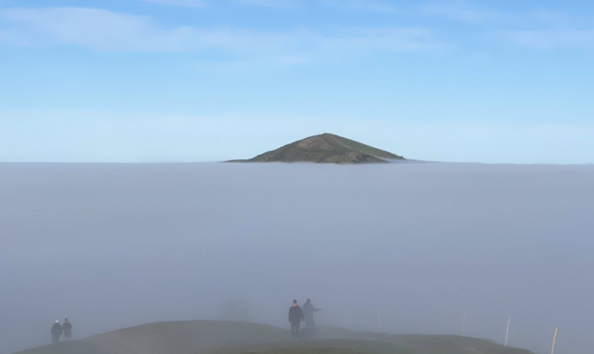 Some remarkable sights on the Malverns this afternoon.

When I was there inversion level was about 350 metres. Photo taken on top of Pinnacle Hill at 357m and the only thing poking out of the fog south of the Wyche Cutting.

5°C in the fog, I reckon 12°C above it.