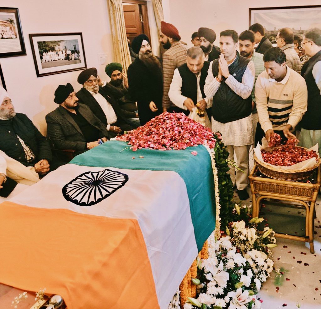 INCMP's tweet photo. मध्यप्रदेश कांग्रेस कमेटी के अध्यक्ष श्री @jitupatwari जी ने पूर्व प्रधानमंत्री डॉ मनमोहन सिंह जी के नई दिल्ली आवास पहुंचकर उन्हें श्रद्धा सुमन अर्पित किए।

देश को आर्थिक मजबूती की नई राह देने वाले डॉ. मनमोहन सिंह जी को कोटि कोटि नमन 🙏

📍 नई दिल्ली https://t.co/AnmCW1iRg9